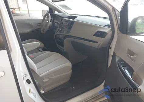 2014 Toyota Sienna Le V6 8 Passenger z USA, uszkodzony, nr VIN 5TDKK3DC6ES508311